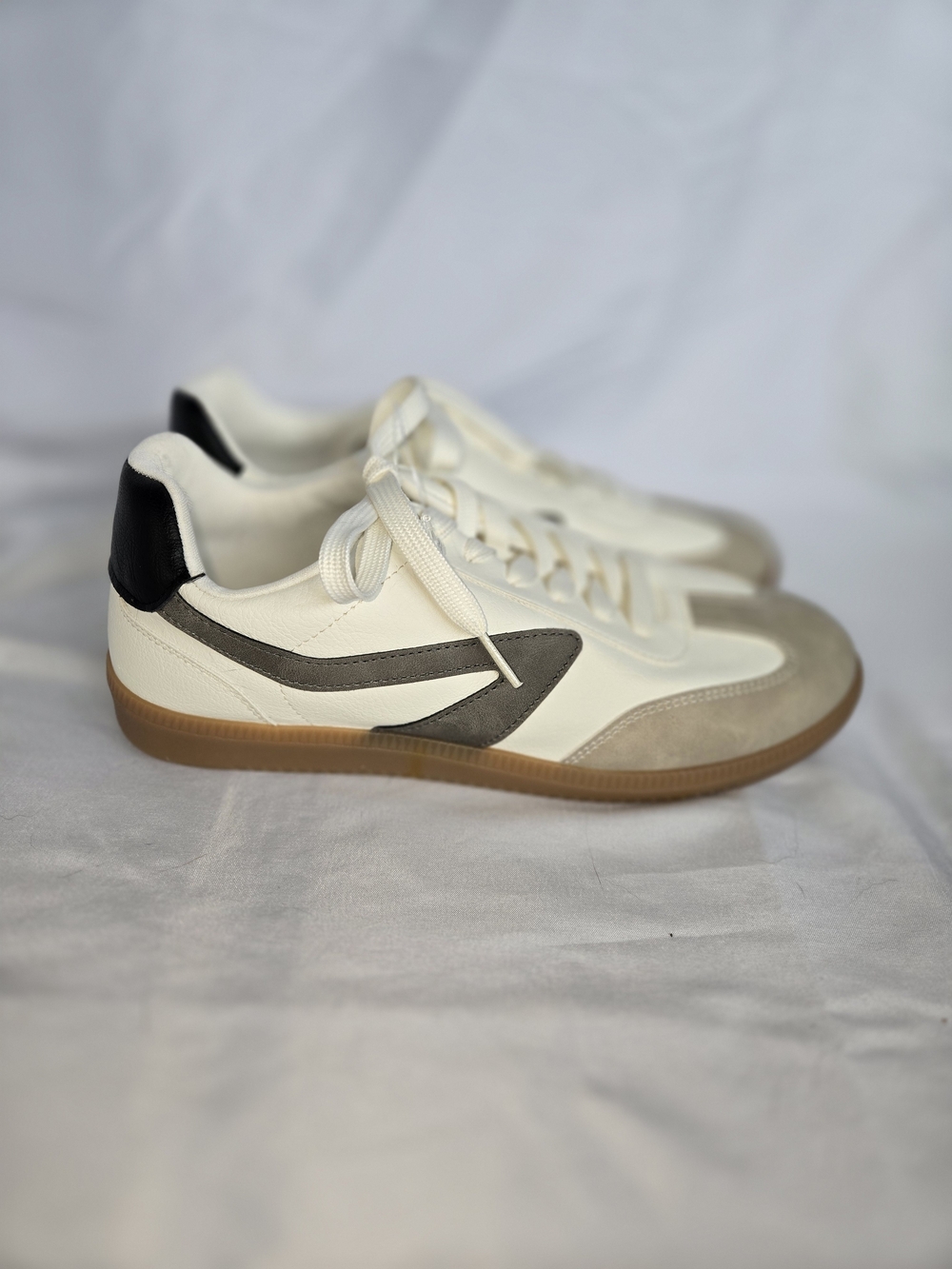 DV by Dolce Vita Voyage Sneakers Off White Suede Gum Sole Size 8.5 - Picture 3 of 8